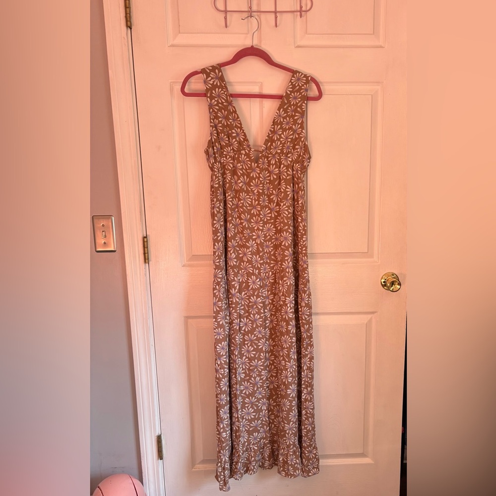 Love Tree Brown and White Sleeveless V-Neck Maxi Sundress